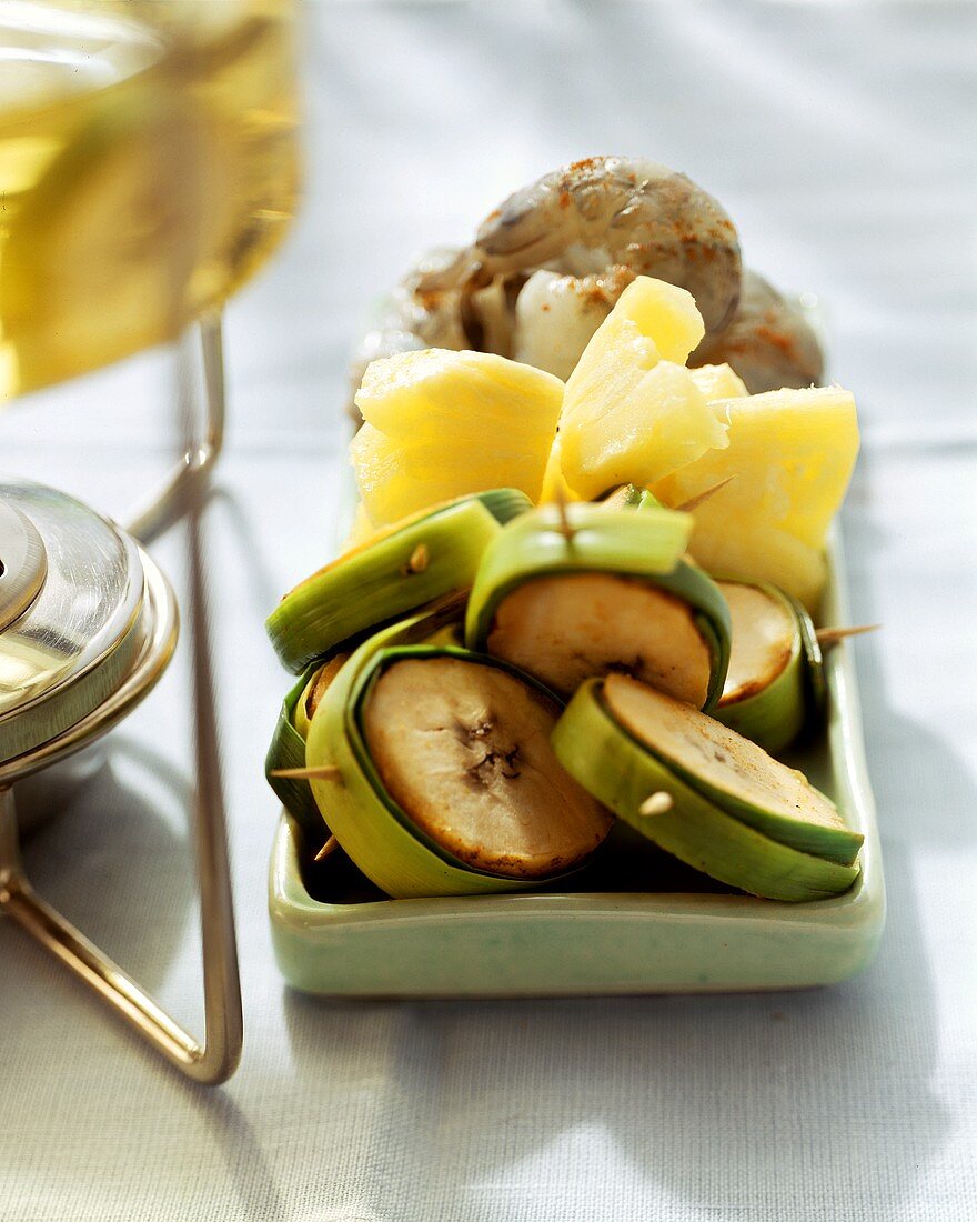 Creole fondue with bananas, pineapples and shrimps