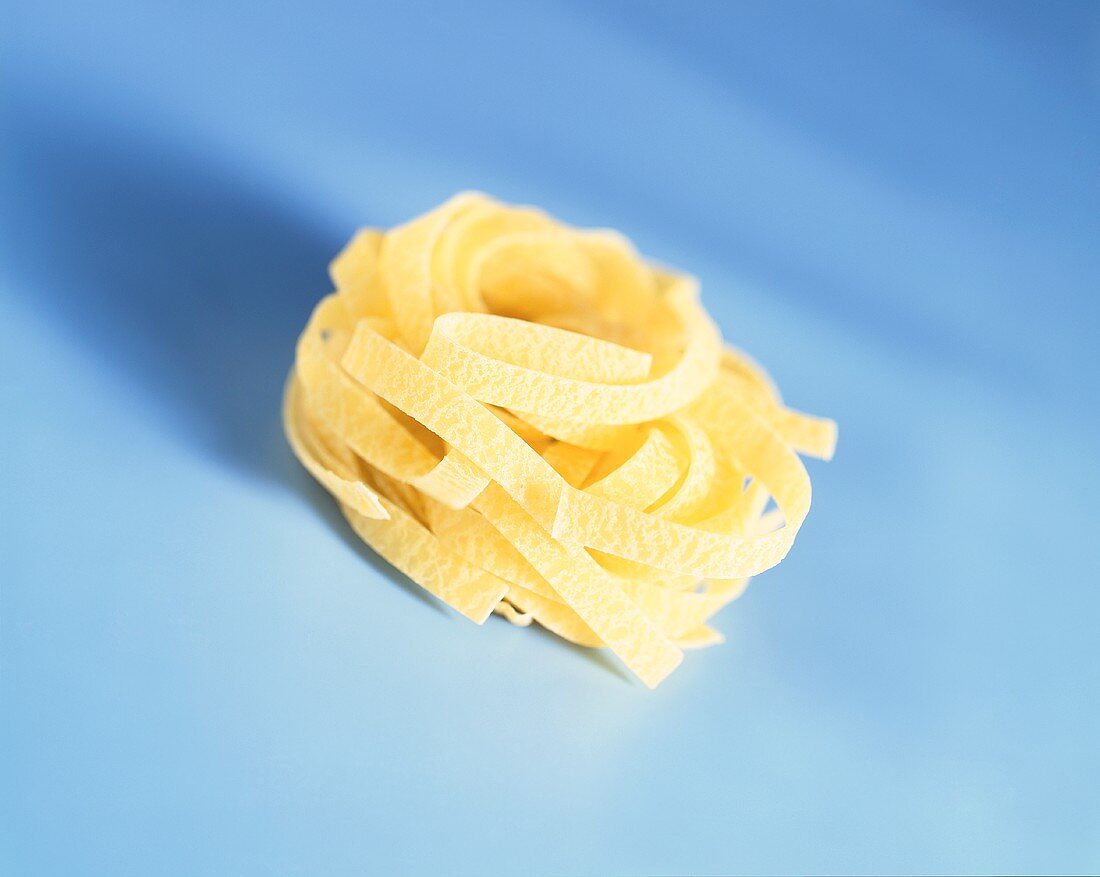 Tagliatelle auf blauem Untergrund