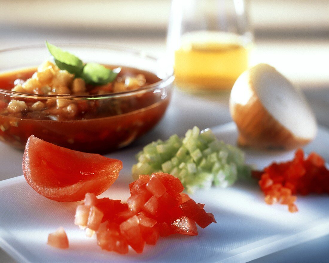 Gazpacho mit Tomaten, Gurken und Zwiebeln