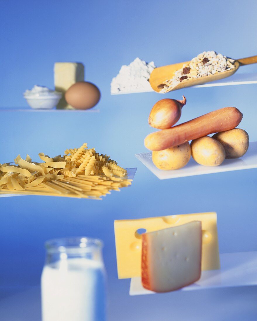Verschiedene Bioprodukte: Nudeln, Gemüse, Müsli, Käse, Milch