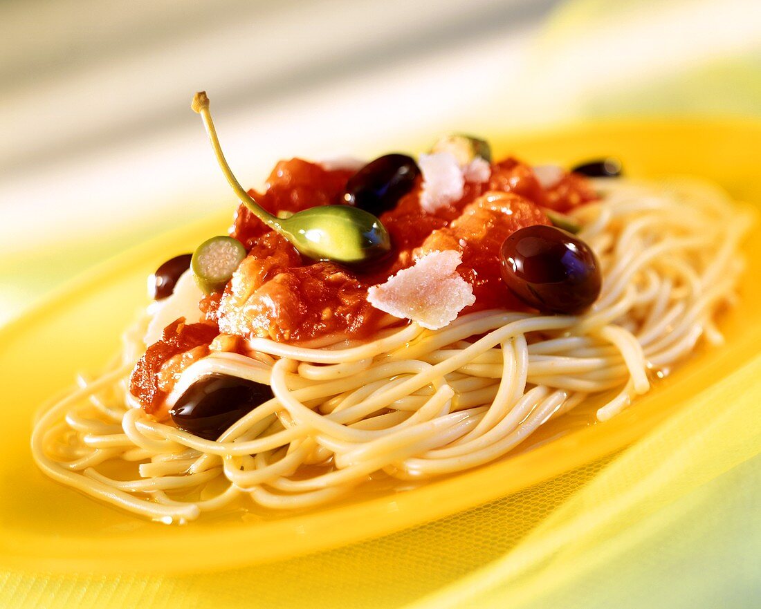 Pasta alla puttanesca (Nudeln mit Tomaten, Oliven, Kapern)