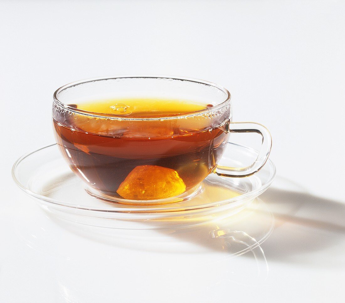 Schwarzer Tee mit Kandis in Glastasse