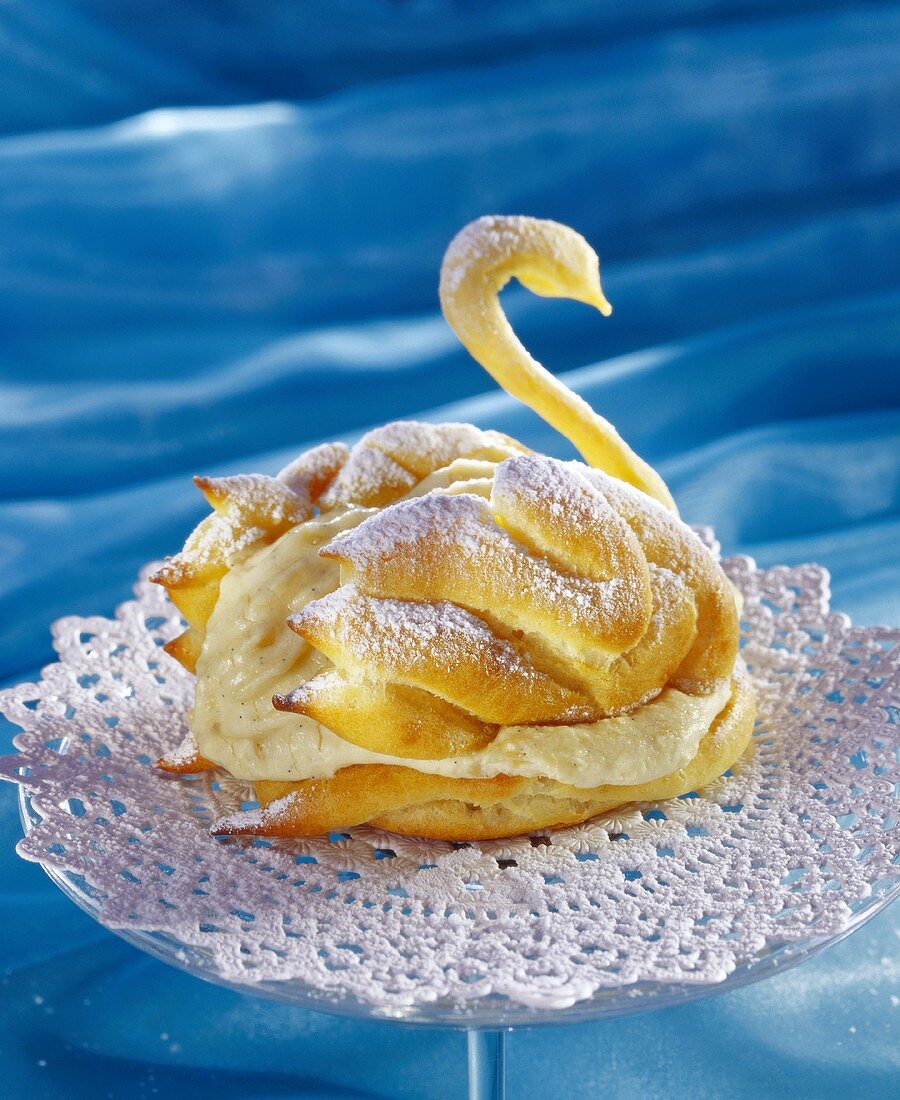 Chiemsee swans in choux pastry with vanilla cream