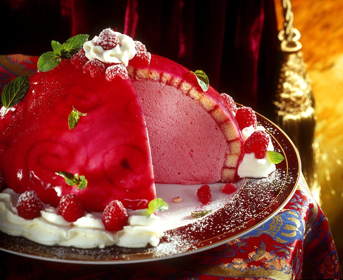 Kuppeltorte Neuschwanstein mit Himbeeren und Sahne