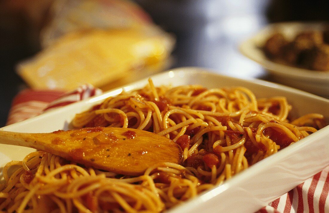 Spaghetti alla salsa di pomodoro (Nudeln mit Tomatensauce)