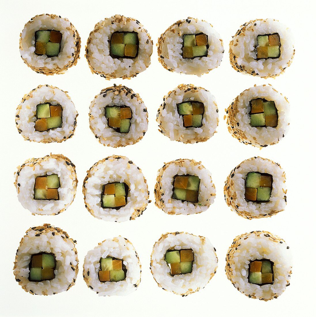 Maki-Sushi mit Gemüsefüllung, quadratisch arrangiert