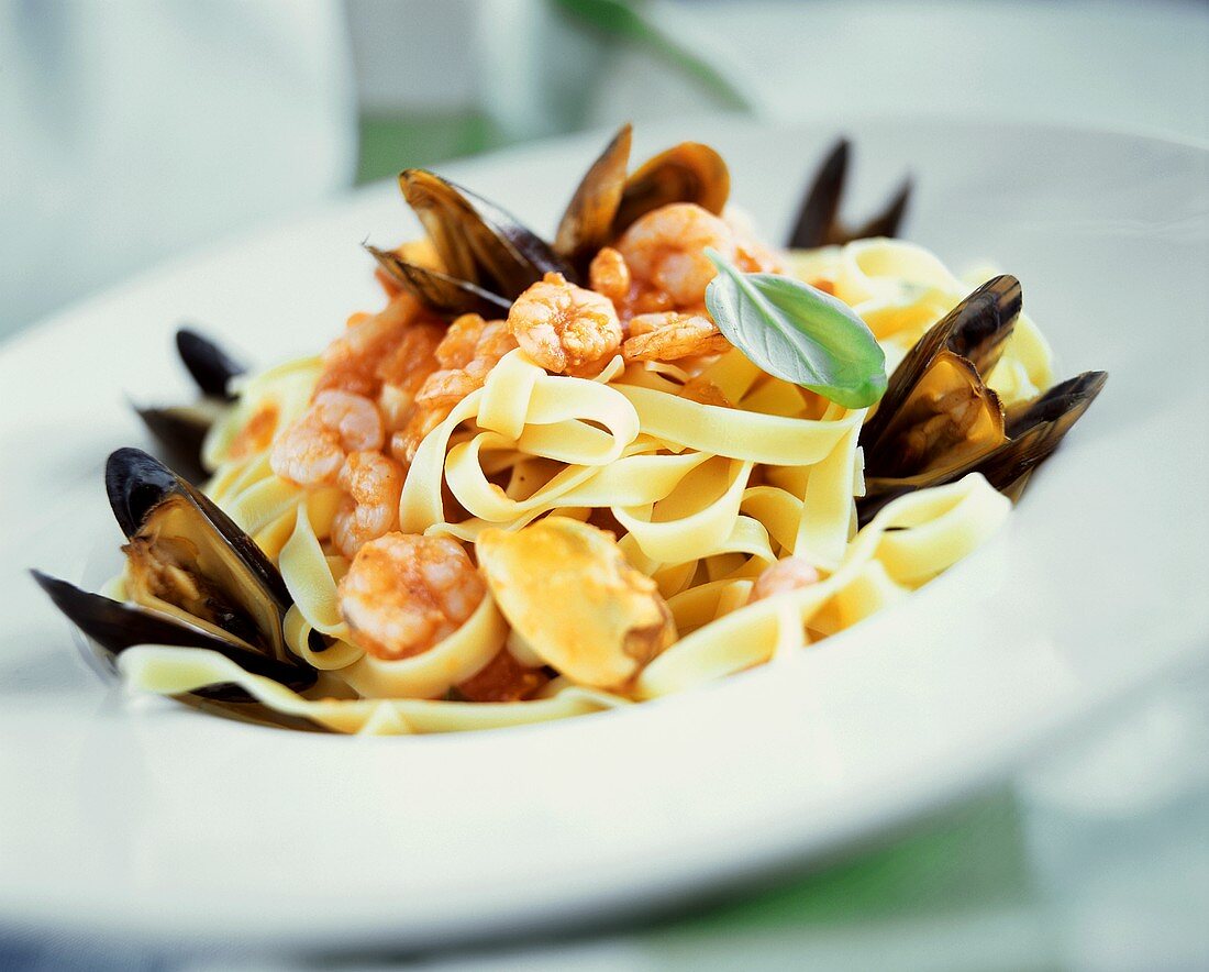 Fettuccine alla marinara (Ribbon pasta with shrimps & mussels)