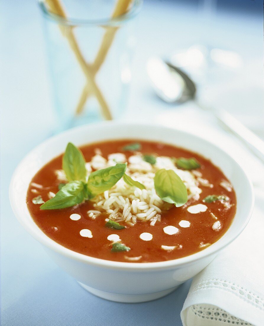 Tomatensuppe mit Reis und Basilikumblättchen