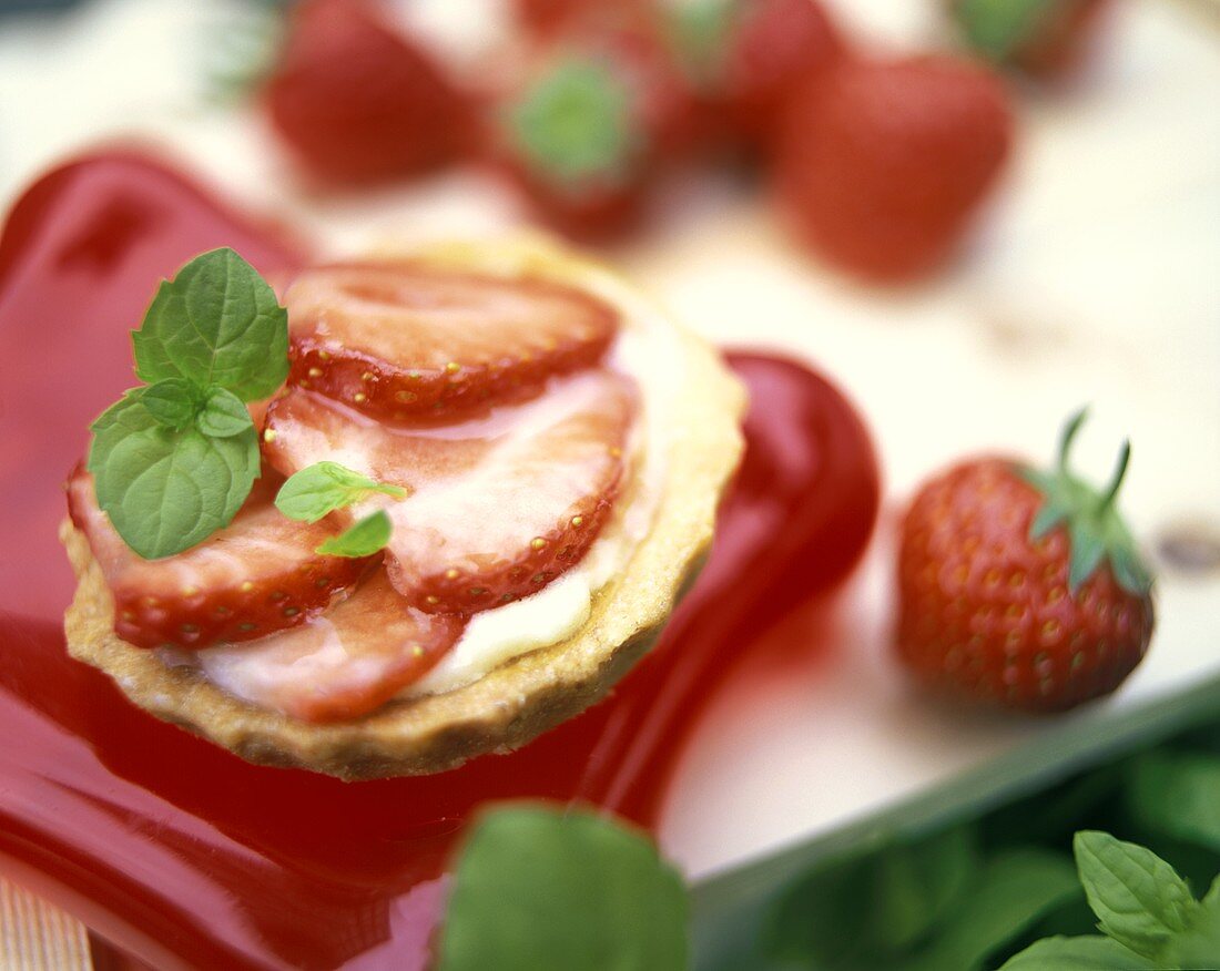Erdbeertörtchen mit frischen Minzeblättchen