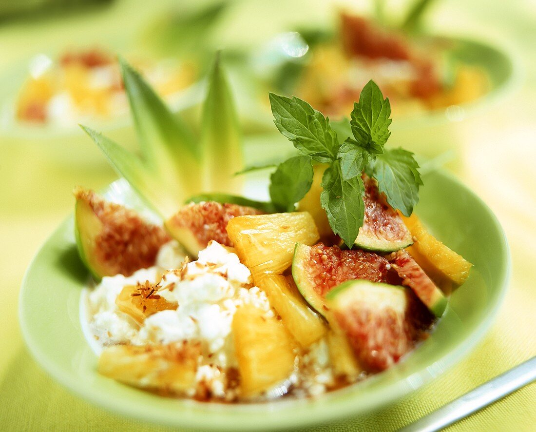 Obstsalat mit Ananas, Feigen und Frischkäse