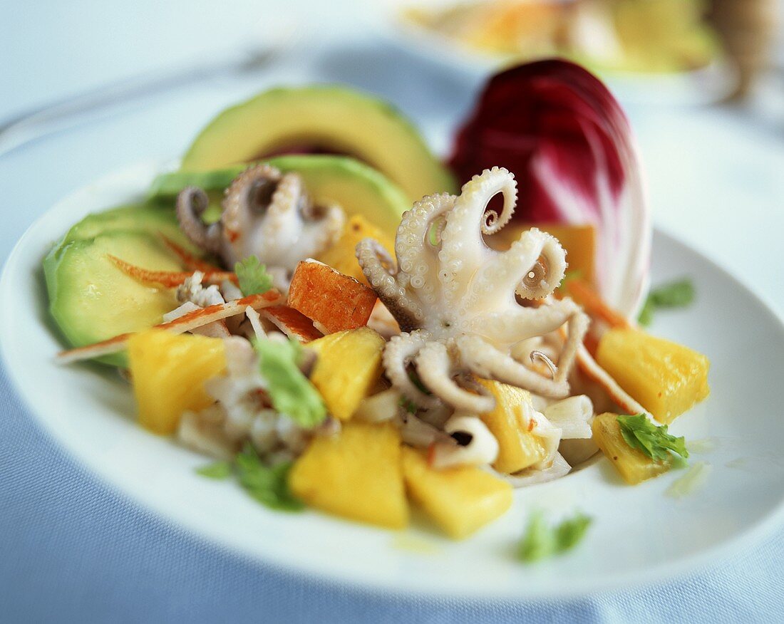 Meeresfrüchtesalat mit Ananas und Avocado