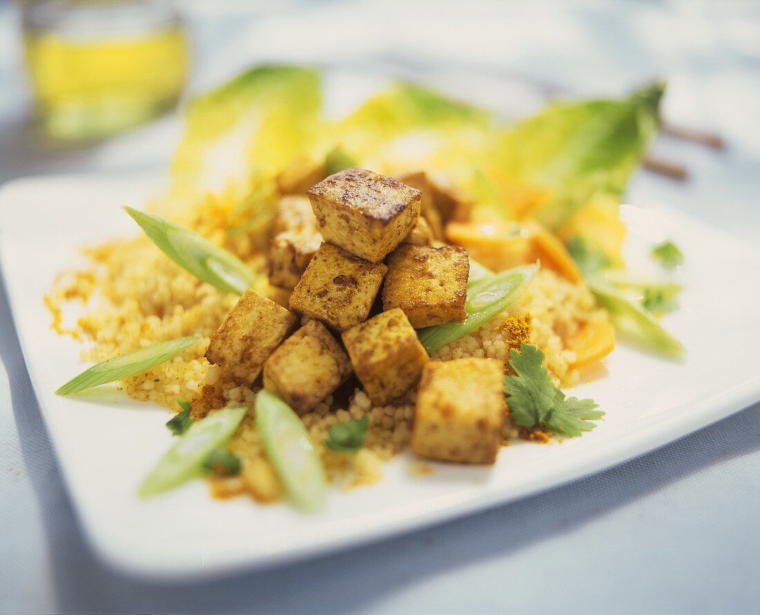 Couscous mit Currytofu und Frühlingszwiebeln