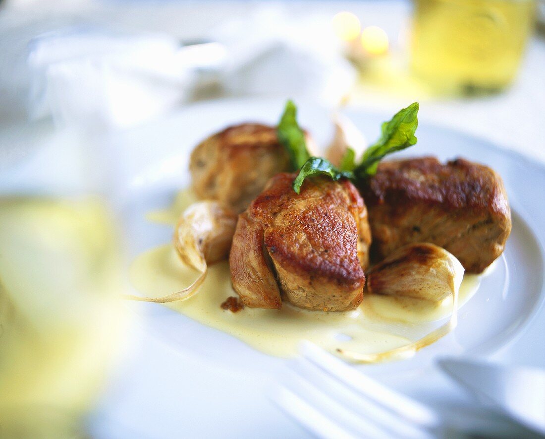 Steamed pork fillets with garlic and hollandaise sauce