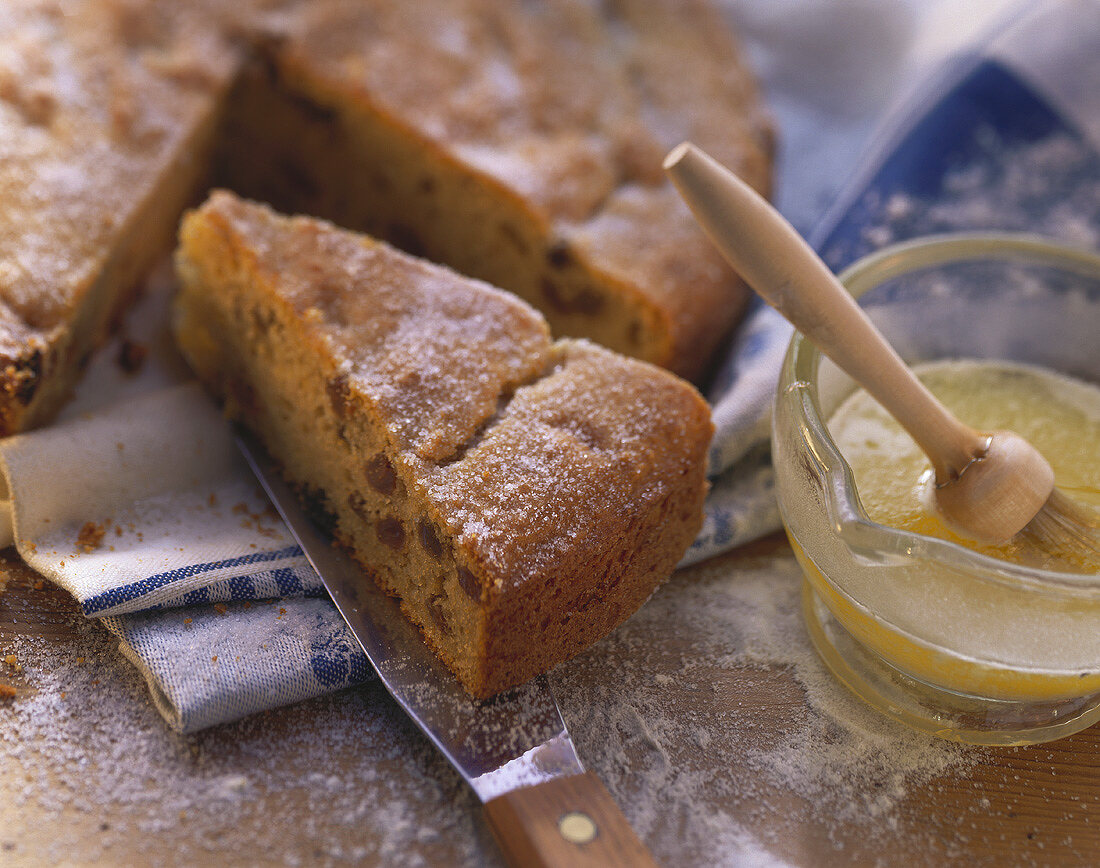 Kartoffelkuchen mit Rosinen und Zucker (angeschnitten)