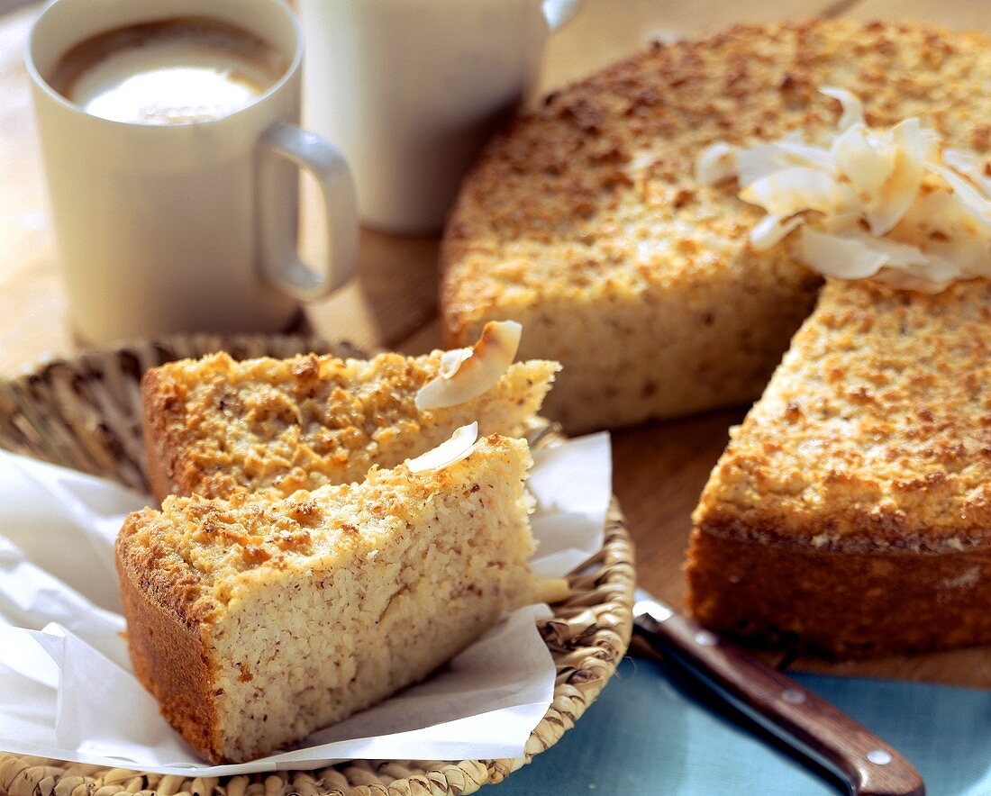 Kokoskuchen, angeschnitten, und Kaffee