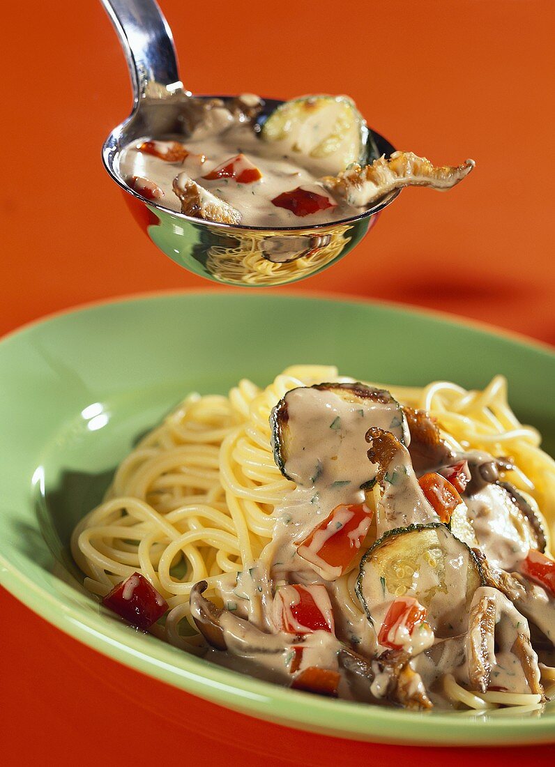 Spaghetti with vegetables, oyster mushrooms & peanut sauce