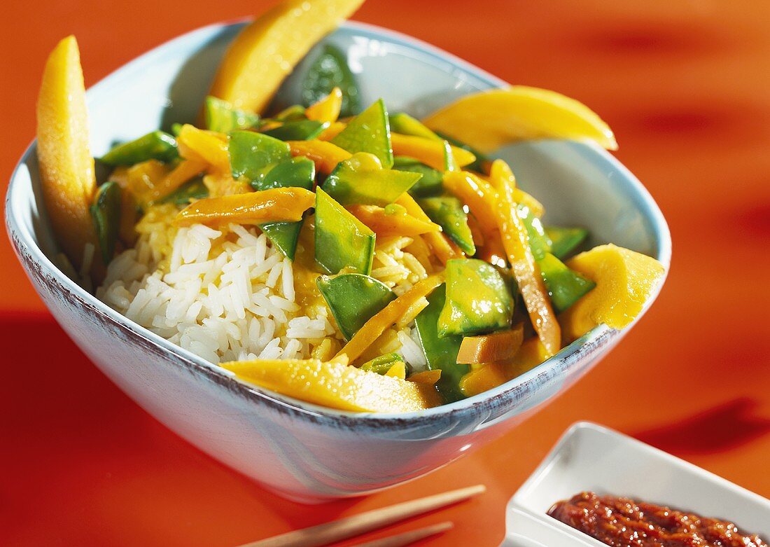 Thai rice with vegetables and mango