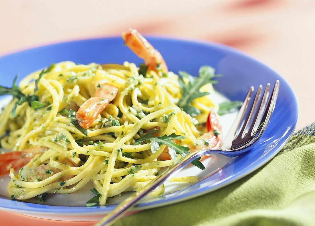 Spaghetti with pesto, rocket and shrimps