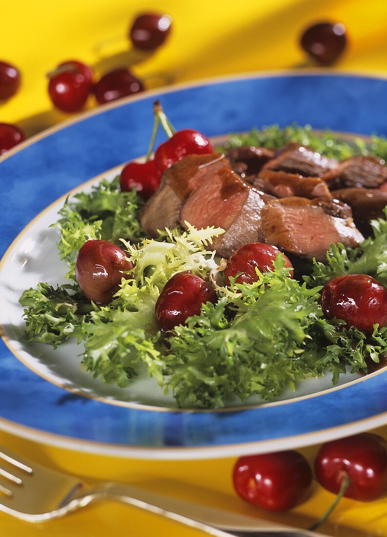 Lammfilets mit Balsamico-Herzkirschen auf Friseesalat