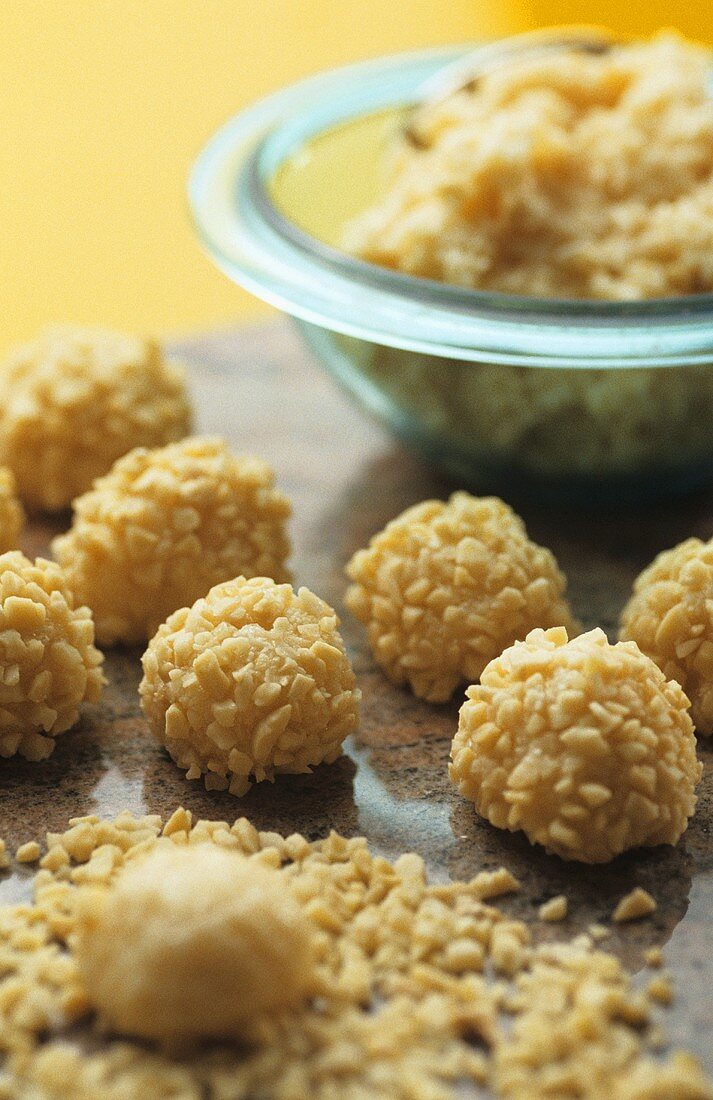 Kokosbällchen mit gehackten Nüssen