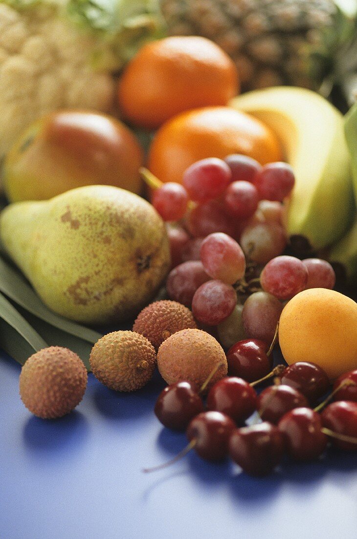 Verschiedene Obstsorten und exotische Früchte