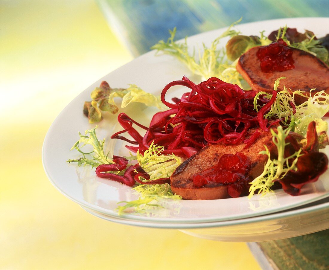 Rotkohlsalat mit Preiselbeeren und gebratener Entenleber