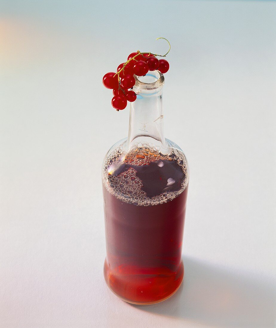 Vinegar with redcurrants
