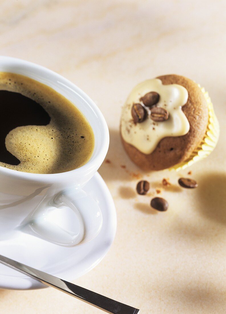 Schwarzer Kaffee und Mokka-Muffin mit Kaffeebohnen