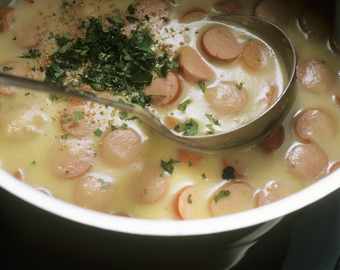 Kartoffelsuppe mit Würstchen würzen