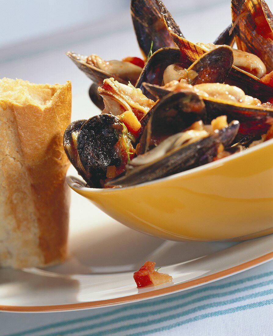 Miesmuscheln mit Tomaten und Baguette