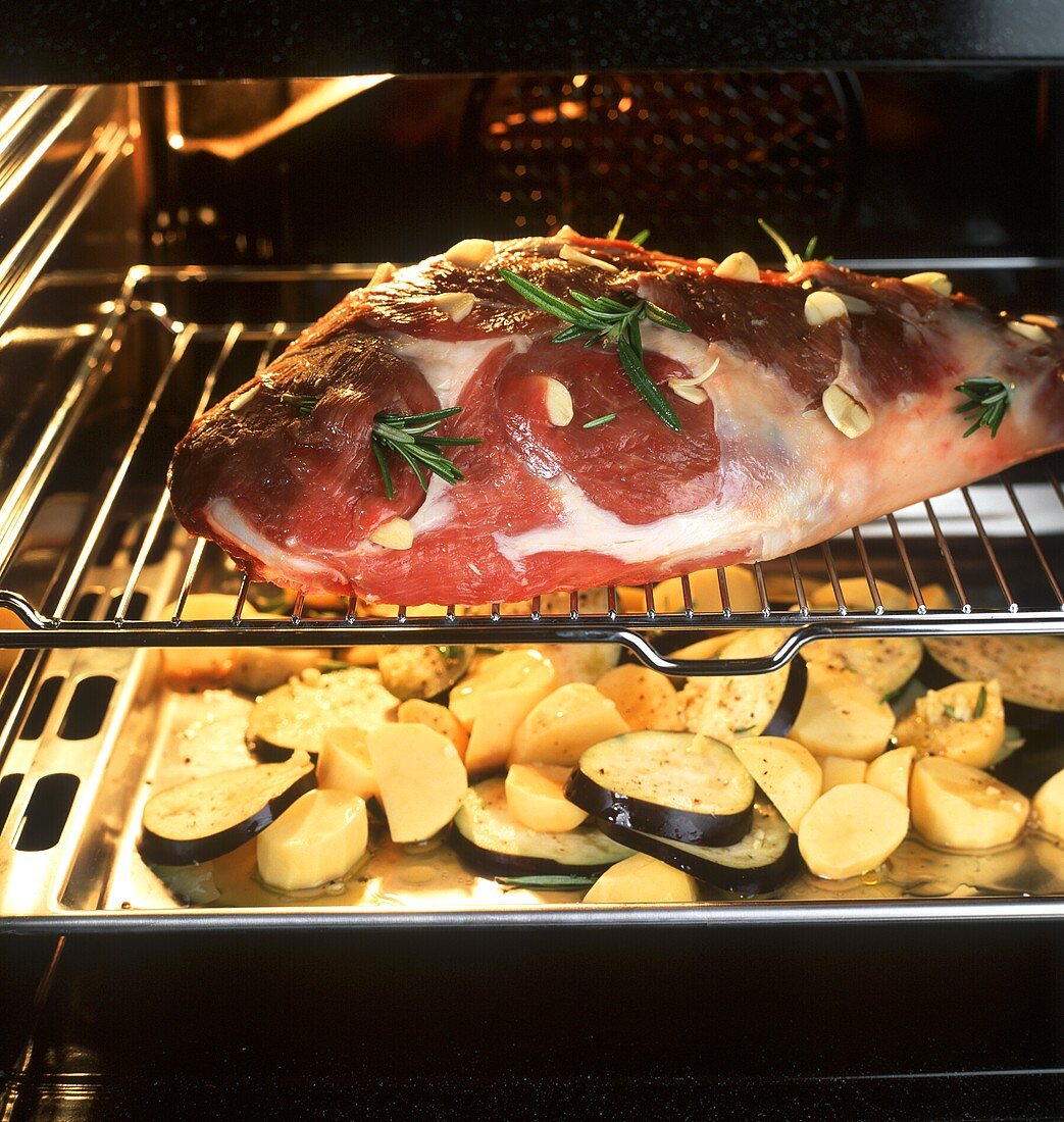 Lammkeule und Gemüse im Backofen braten