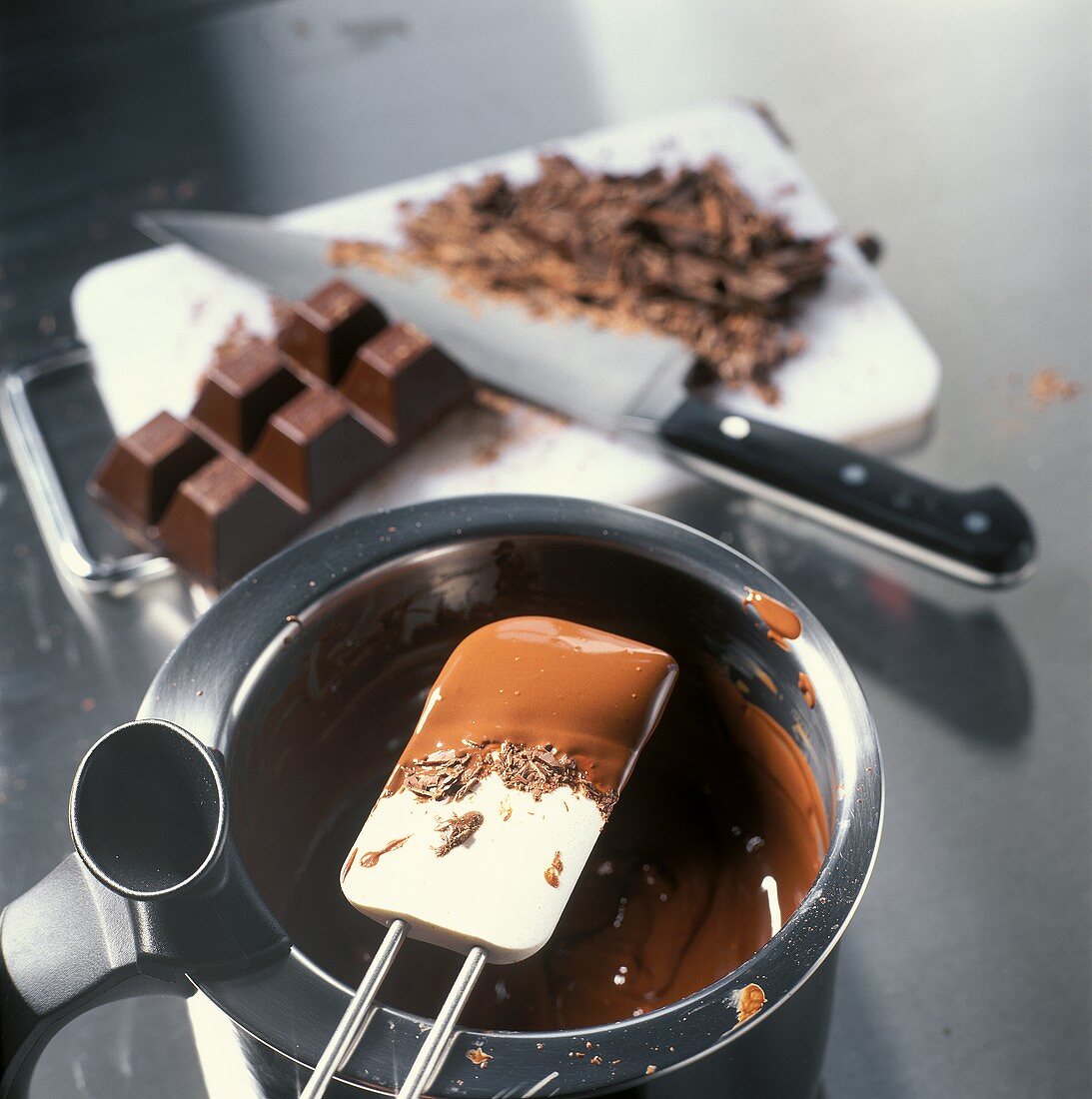 Making chocolate mousse: melting couverture