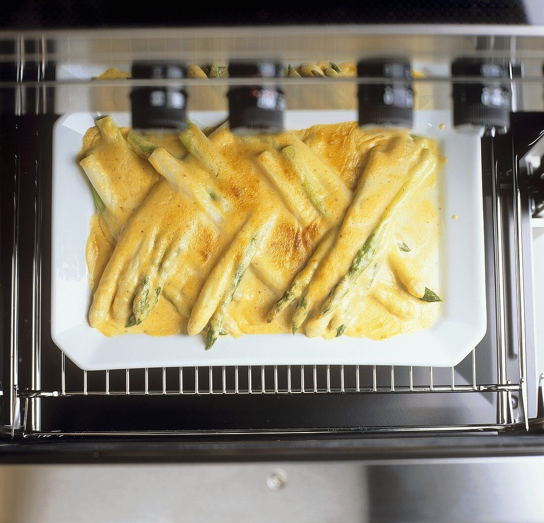 Browning asparagus with hollandaise sauce in the oven