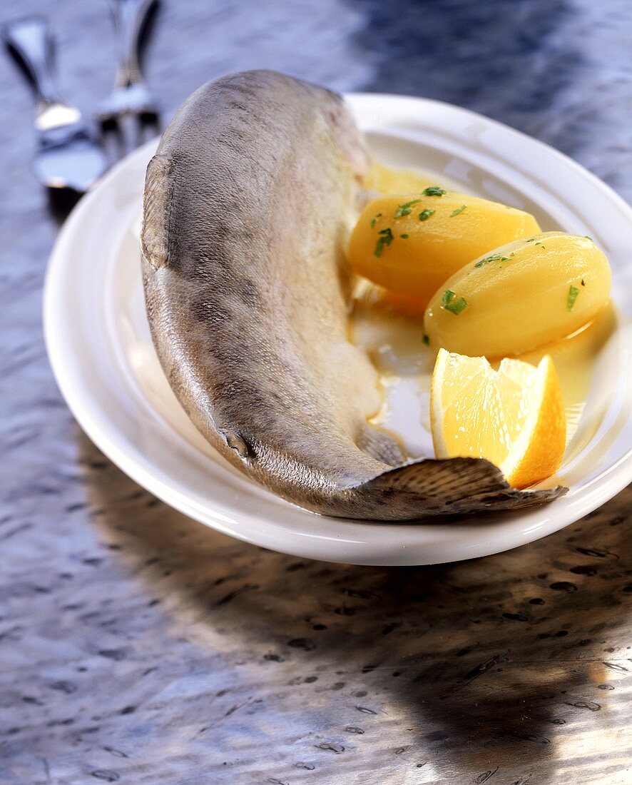 Forelle blau mit Petersilienkartoffeln und Zitrone