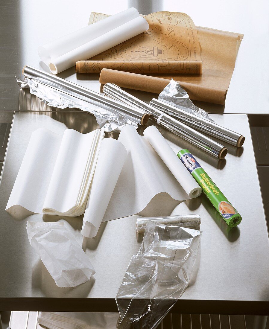 Baking paper, aluminium foil, roasting sleeve etc