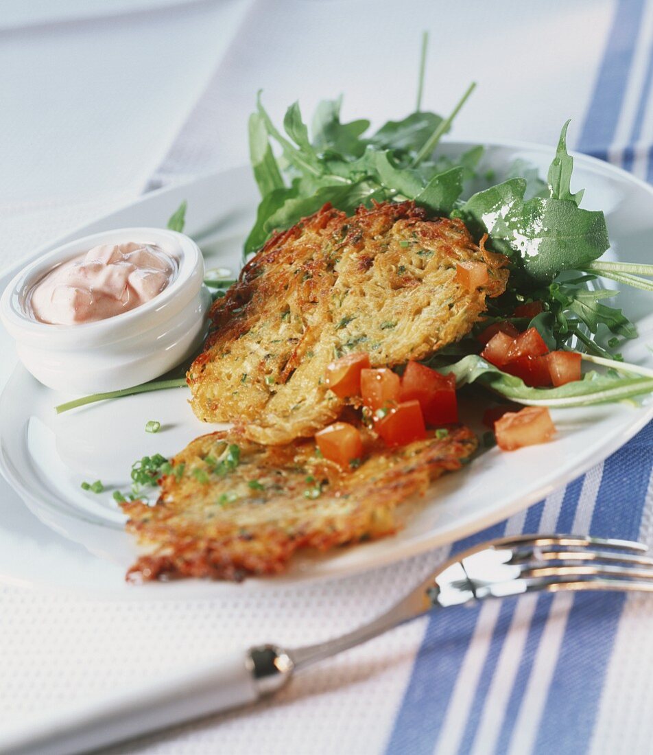 Kartoffelpuffer mit Tomatendip und Rucolasalat