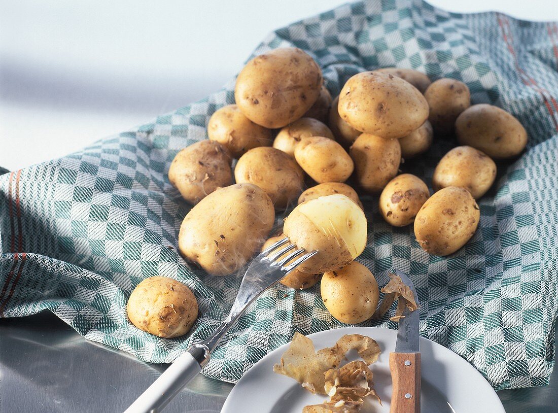 Gekochte Kartoffeln pellen