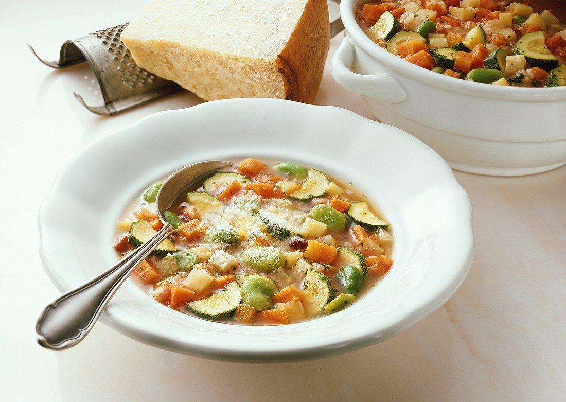 Minestrone (Gemüsesuppe mit Nudeln, Italien)