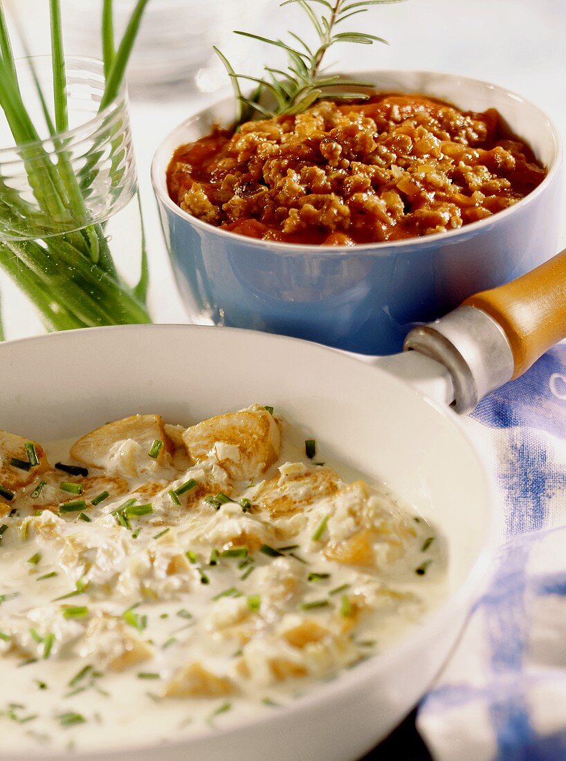 Mettsauce mit Rotwein und Chicoreesauce mit Hähnchen