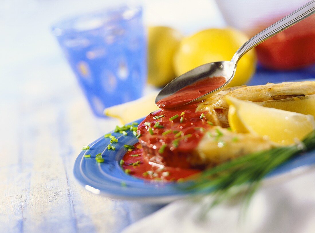 Kabeljau mit Rote-Bete-Meerrettich-Sauce und Schnittlauch