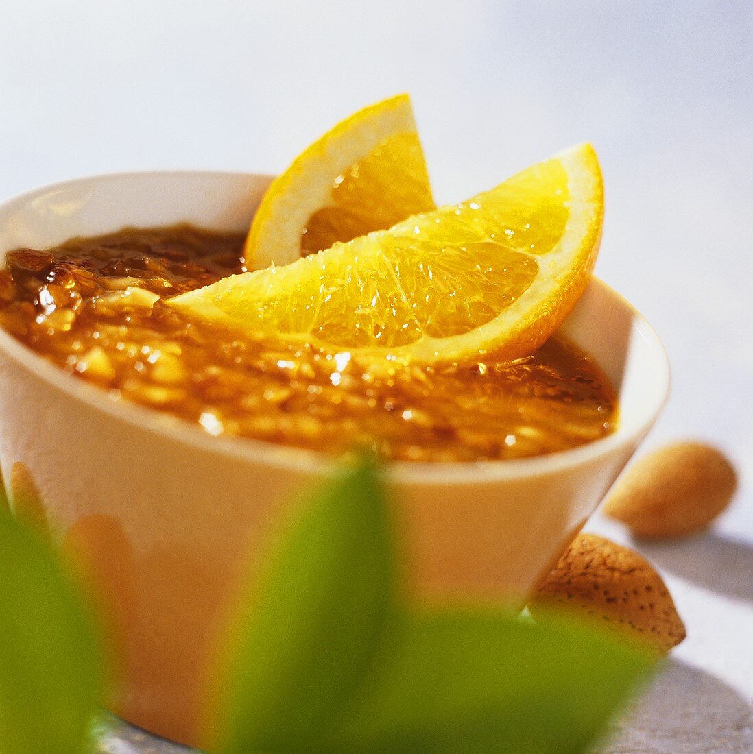 Mandel-Orangen-Sauce mit Orangenschnitzen