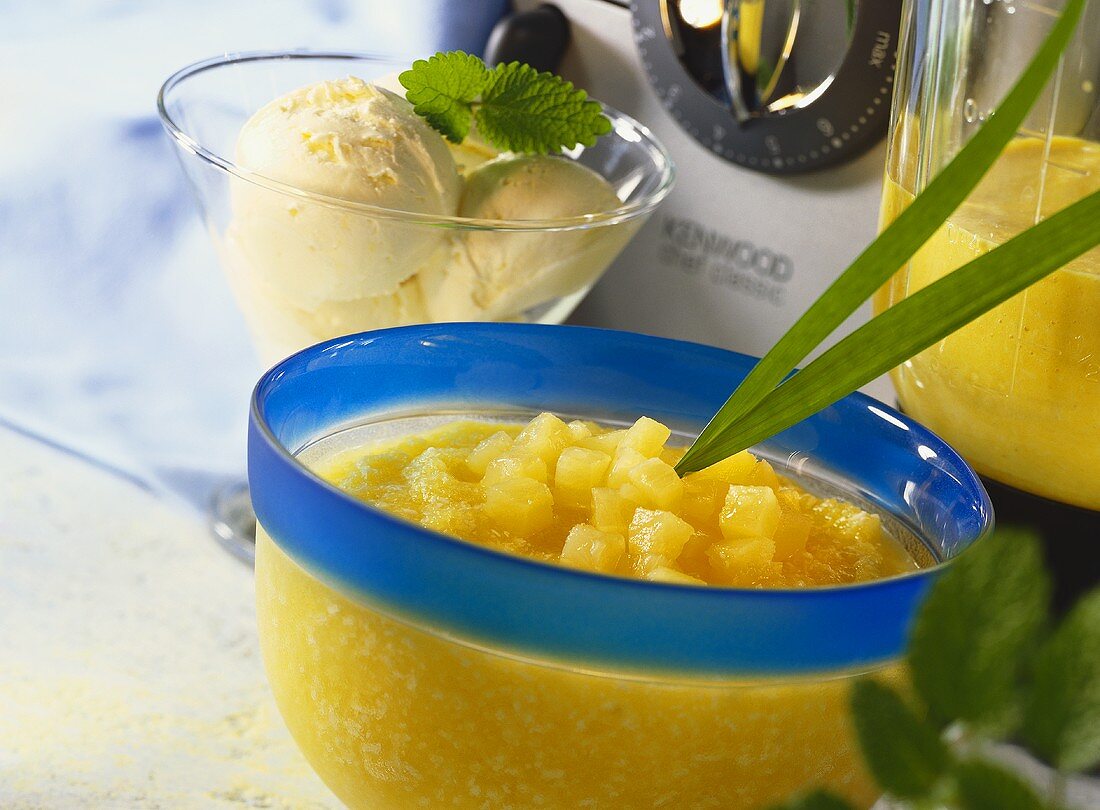 Ananas-Mango-Sauce zu Vanilleeis