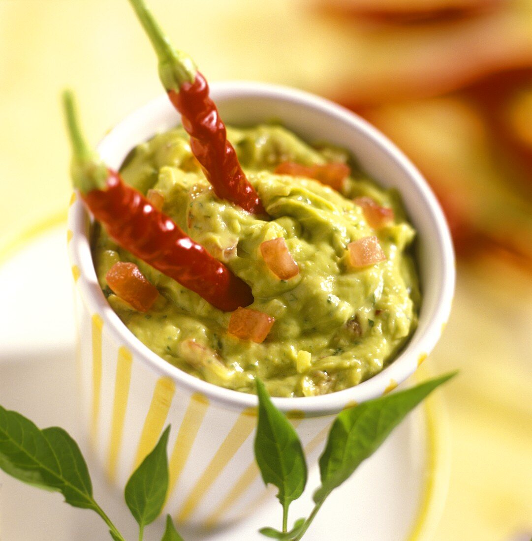 Avocadodip mit Tomatenwürfeln und Chilischoten