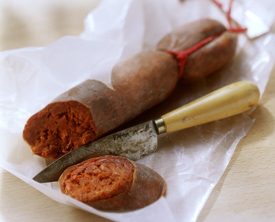 Sobrasada: Paprikawurst aus Mallorca mit Messer