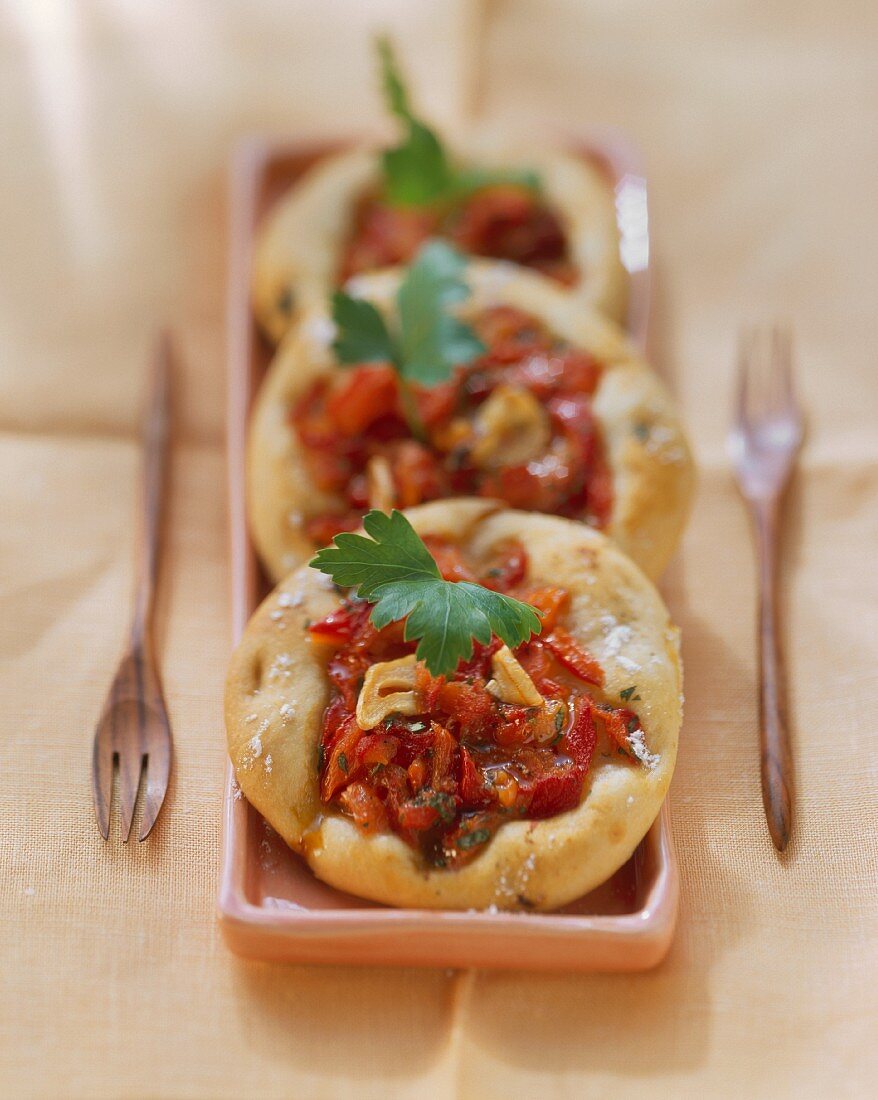 Pizzette ai peperoni (Mini-pizzas with peppers)