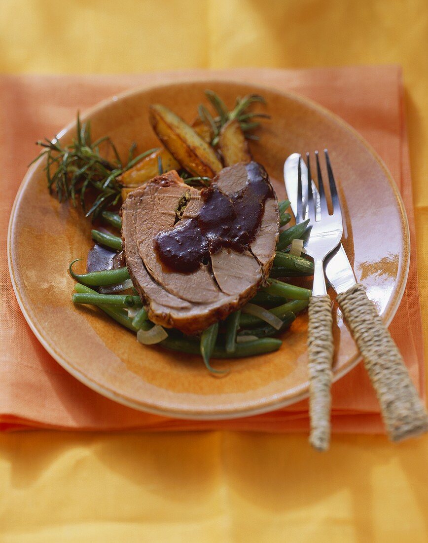 Lammkeule mit Bohnen, Bratkartoffeln, Rosmarin und Sauce