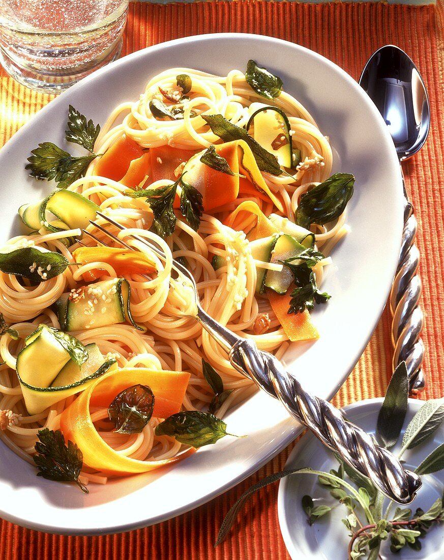 Pasta all'ortolana (Nudeln mit Gemüse & fritierten Kräutern)