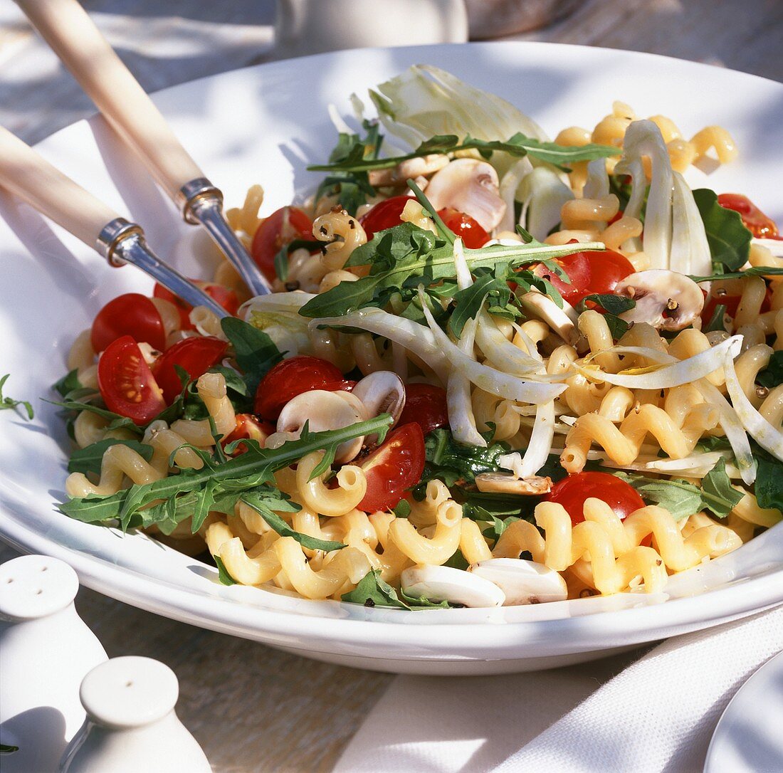 Pasta salad with cherry tomatoes, rocket and mushrooms