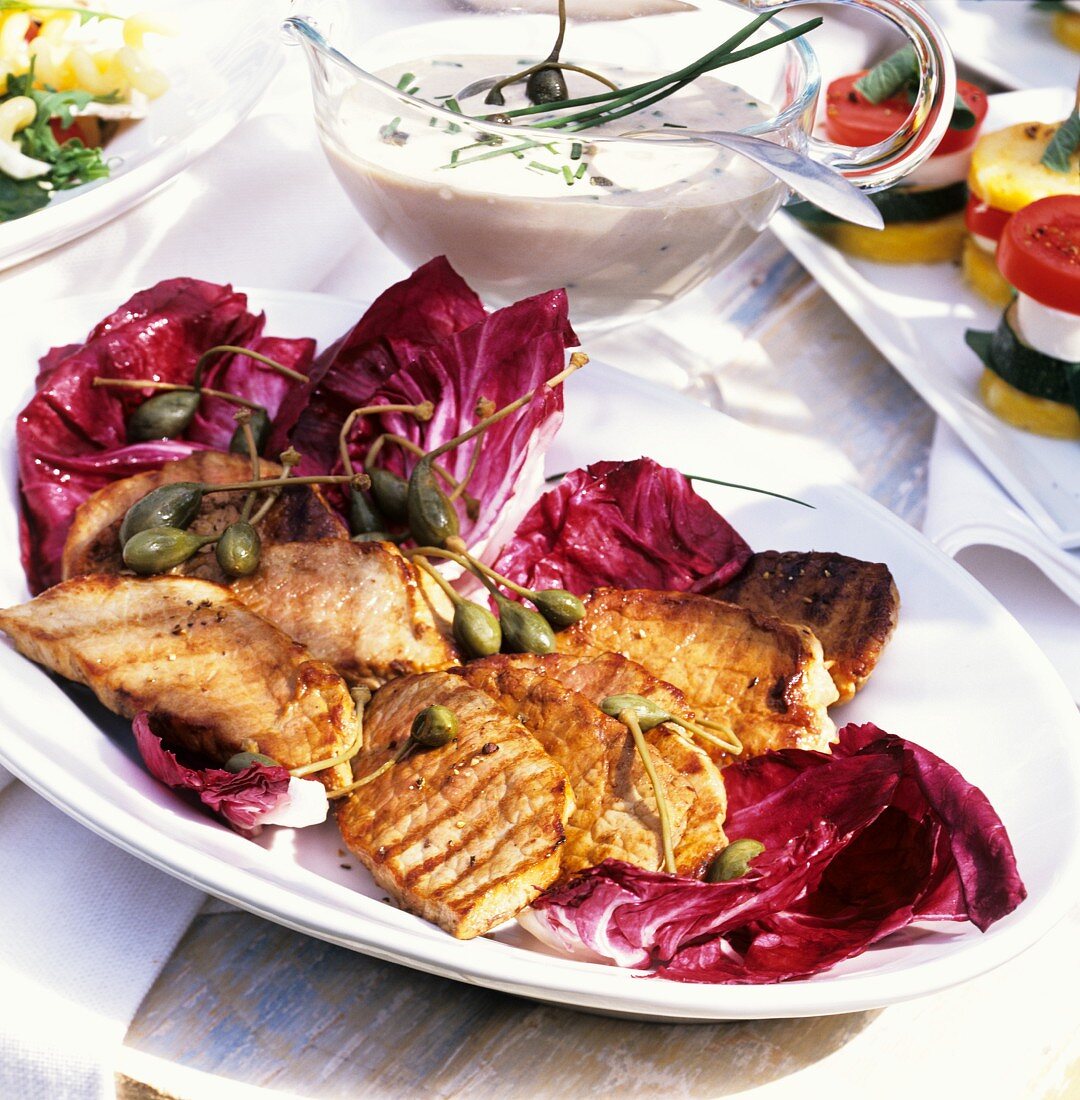 Gegrillte Kalbssteaks mit Kapern auf Radicchio,Thunfischcreme