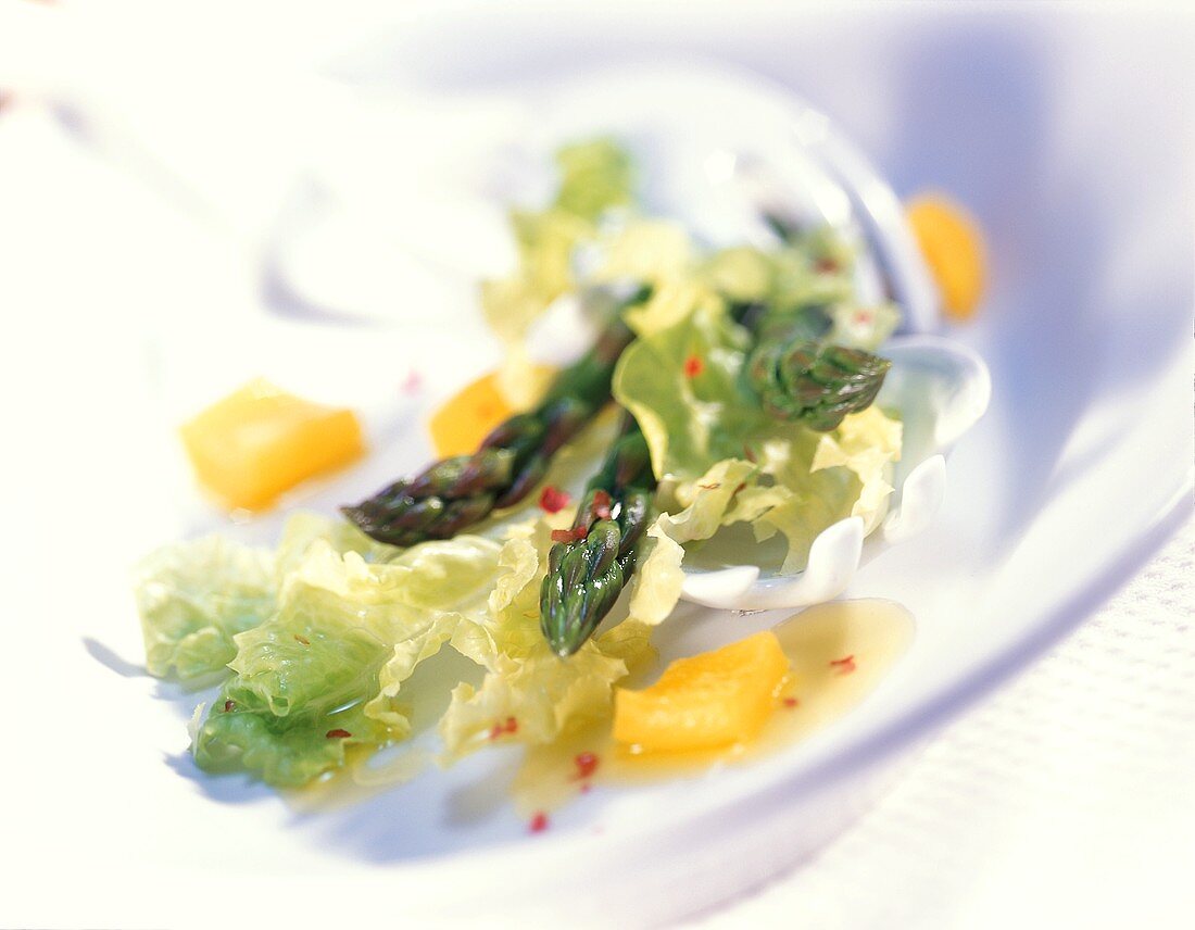 Salad leaves with green asparagus and vinaigrette
